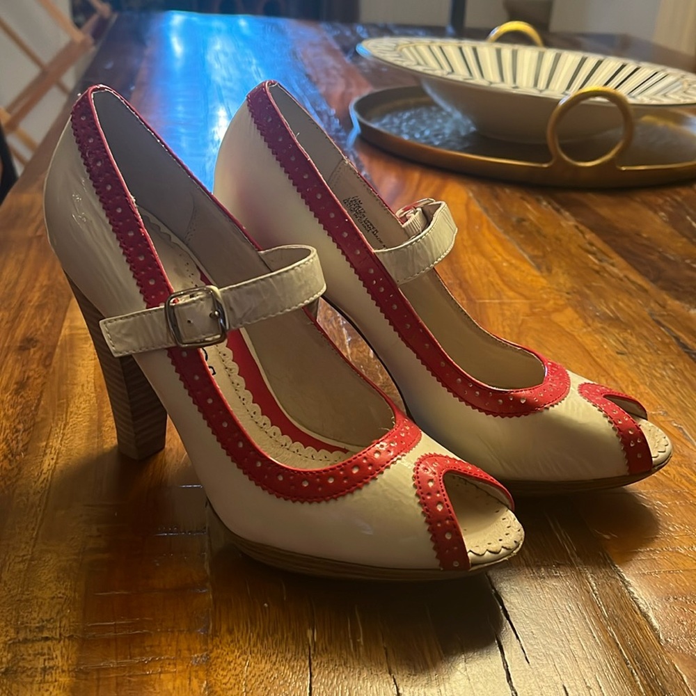Pin-up style open toe 4 inch heels